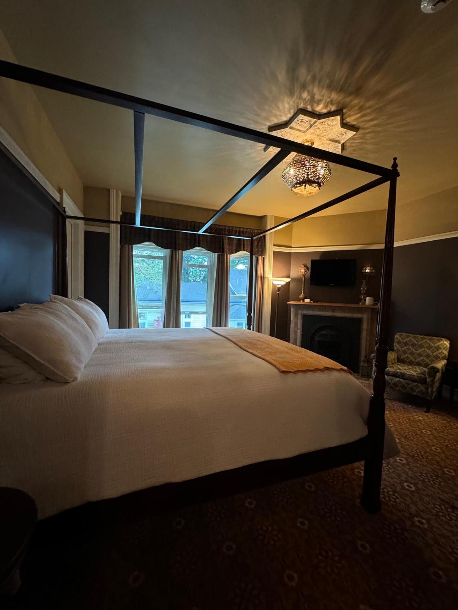 The Edwards Waterhouse Inn Fredonia Buitenkant foto